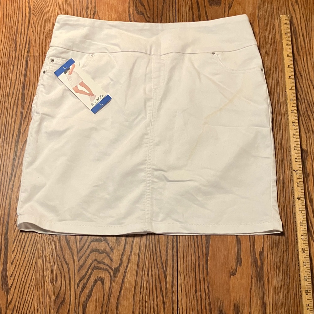 Chic White Mini Skirt